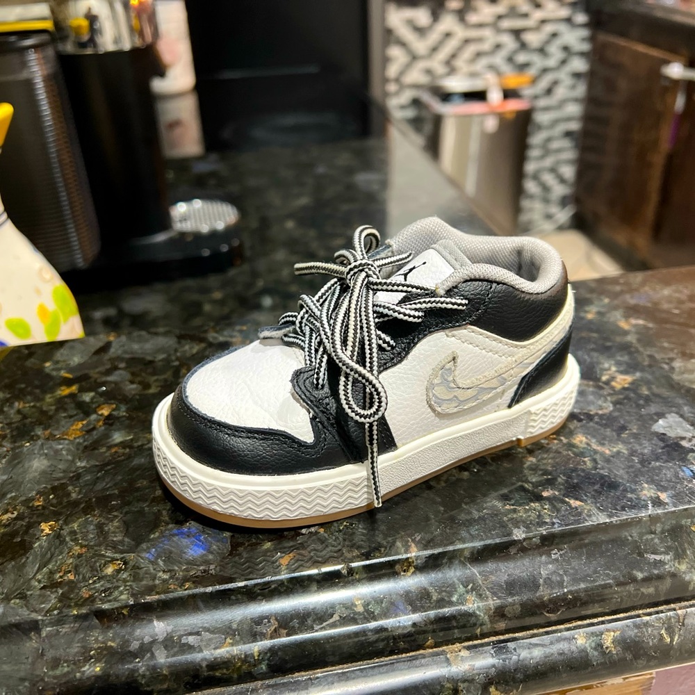 Jordan retro 1 low black and white 6c